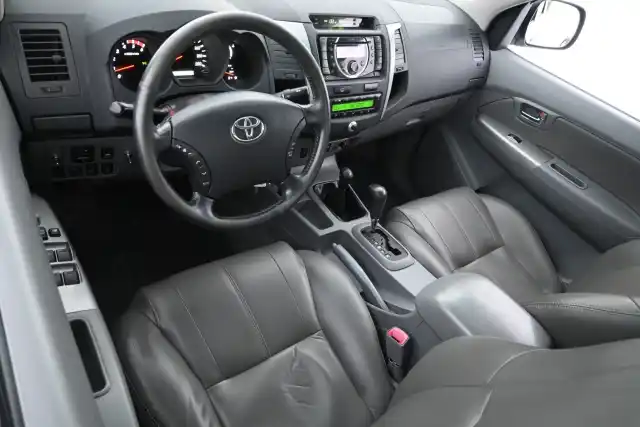 Harmaa Avolava, Toyota Hilux – FRO-590