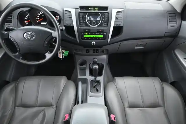 Harmaa Avolava, Toyota Hilux – FRO-590