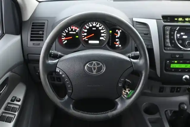 Harmaa Avolava, Toyota Hilux – FRO-590