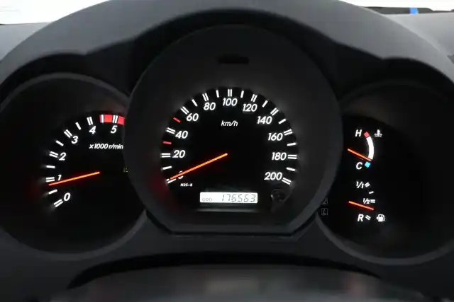 Harmaa Avolava, Toyota Hilux – FRO-590