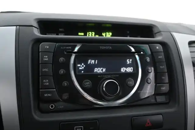 Harmaa Avolava, Toyota Hilux – FRO-590