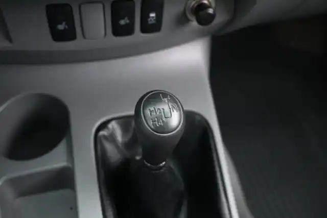 Harmaa Avolava, Toyota Hilux – FRO-590