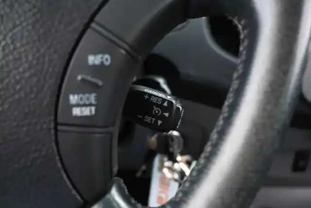 Harmaa Avolava, Toyota Hilux – FRO-590