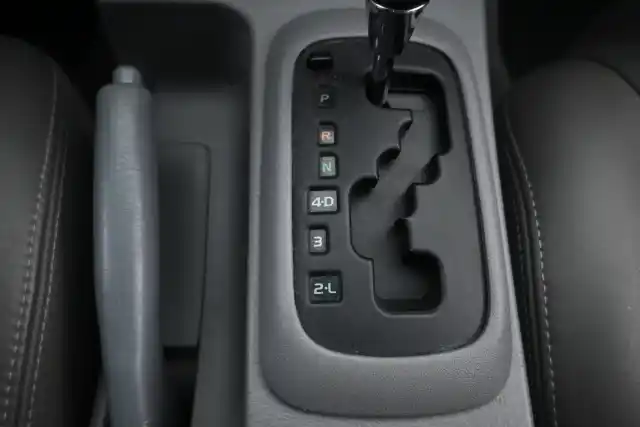 Harmaa Avolava, Toyota Hilux – FRO-590