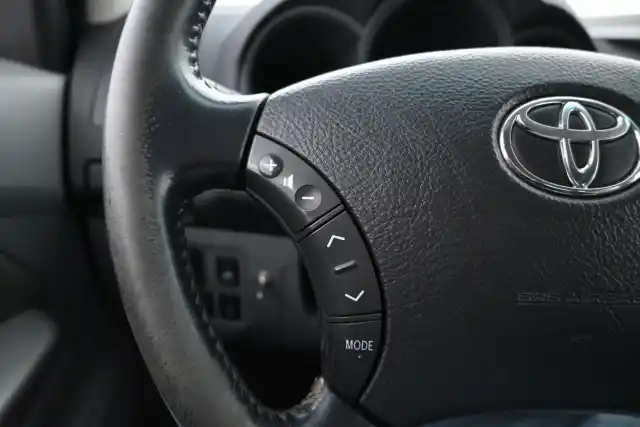 Harmaa Avolava, Toyota Hilux – FRO-590