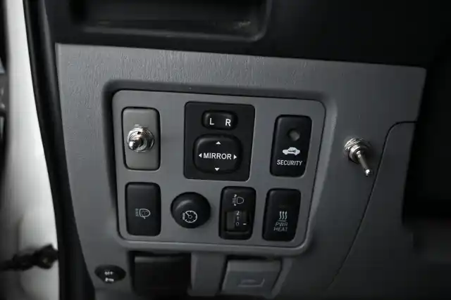 Harmaa Avolava, Toyota Hilux – FRO-590