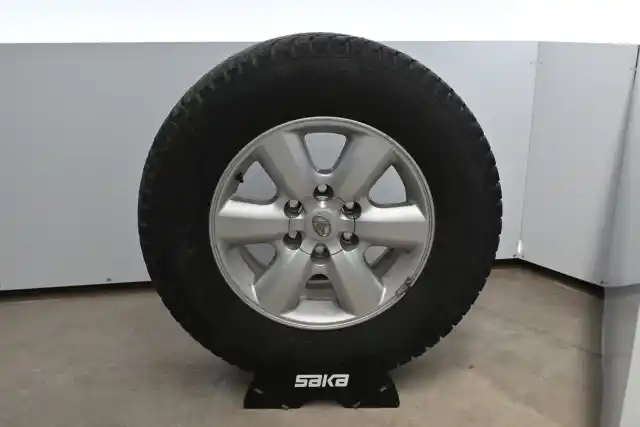 Harmaa Avolava, Toyota Hilux – FRO-590