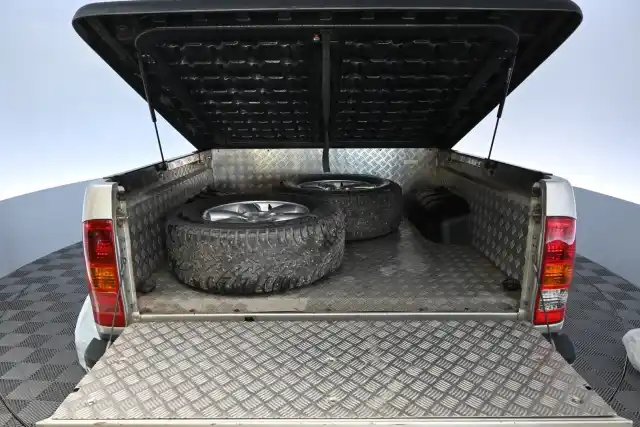Harmaa Avolava, Toyota Hilux – FRO-590