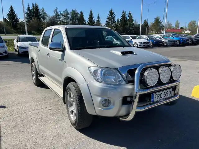 Harmaa Avolava, Toyota Hilux – FRO-590