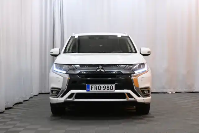 Valkoinen Maastoauto, Mitsubishi Outlander PHEV – FRO-980