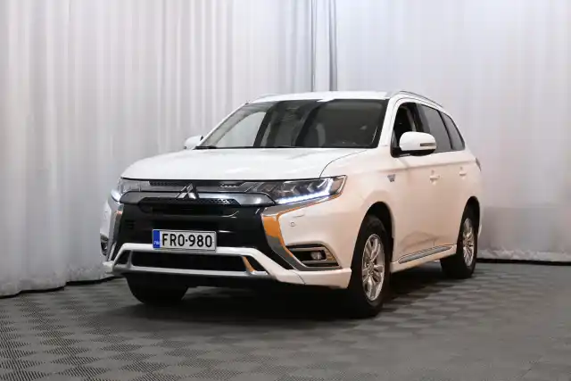 Valkoinen Maastoauto, Mitsubishi Outlander PHEV – FRO-980