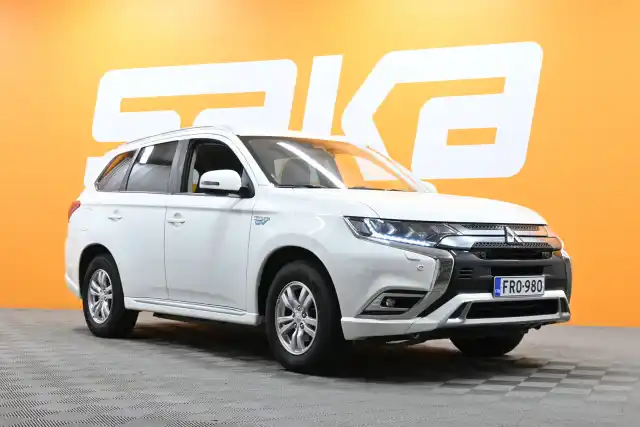 Valkoinen Maastoauto, Mitsubishi Outlander PHEV – FRO-980