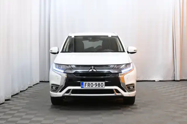 Valkoinen Maastoauto, Mitsubishi Outlander PHEV – FRO-980