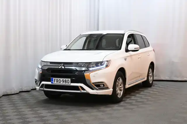 Valkoinen Maastoauto, Mitsubishi Outlander PHEV – FRO-980