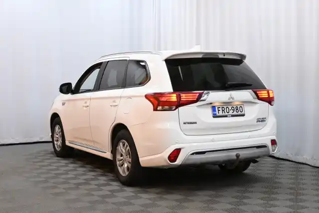 Valkoinen Maastoauto, Mitsubishi Outlander PHEV – FRO-980