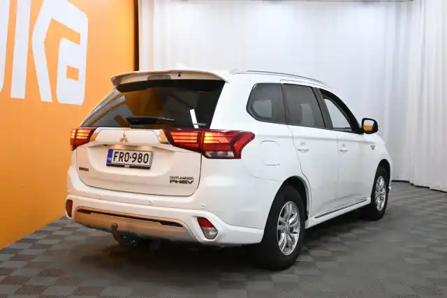 Valkoinen Maastoauto, Mitsubishi Outlander PHEV – FRO-980