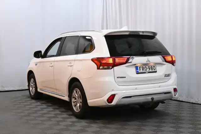 Valkoinen Maastoauto, Mitsubishi Outlander PHEV – FRO-980