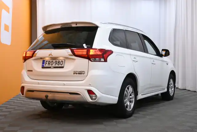 Valkoinen Maastoauto, Mitsubishi Outlander PHEV – FRO-980