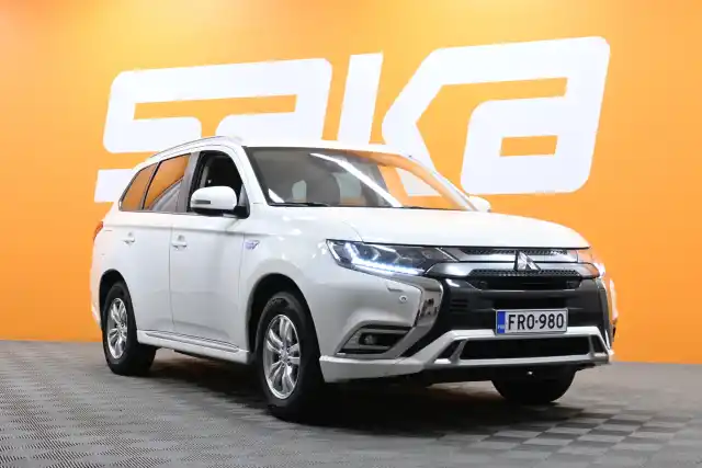 Valkoinen Maastoauto, Mitsubishi Outlander PHEV – FRO-980