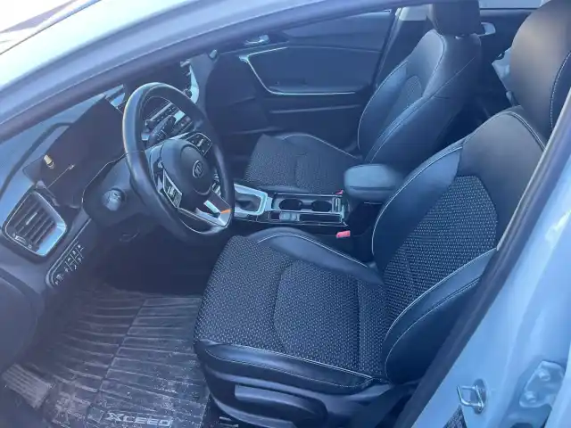 Valkoinen Viistoperä, Kia XCeed – FRP-479