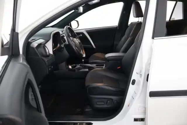 Valkoinen Maastoauto, Toyota RAV4 – FRP-762