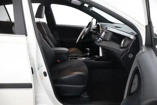 Valkoinen Maastoauto, Toyota RAV4 – FRP-762