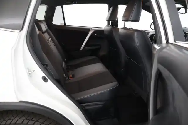Valkoinen Maastoauto, Toyota RAV4 – FRP-762