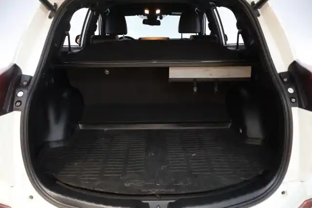 Valkoinen Maastoauto, Toyota RAV4 – FRP-762