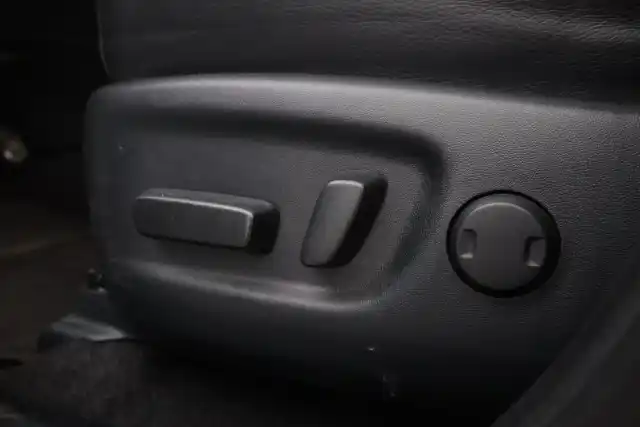 Valkoinen Maastoauto, Toyota RAV4 – FRP-762