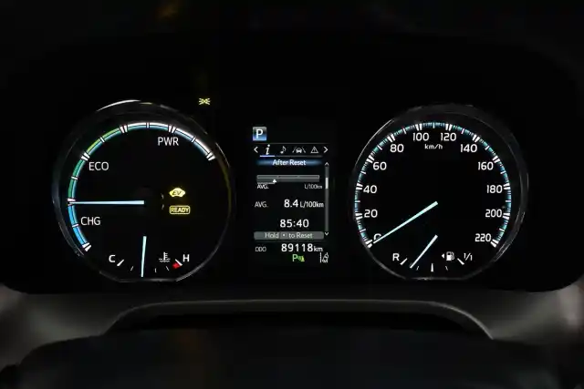 Valkoinen Maastoauto, Toyota RAV4 – FRP-762