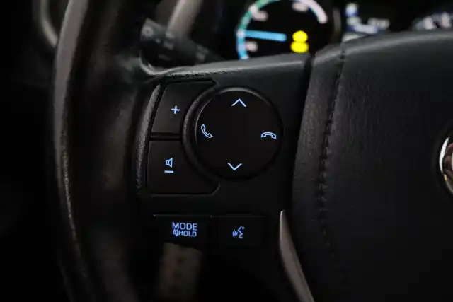 Valkoinen Maastoauto, Toyota RAV4 – FRP-762