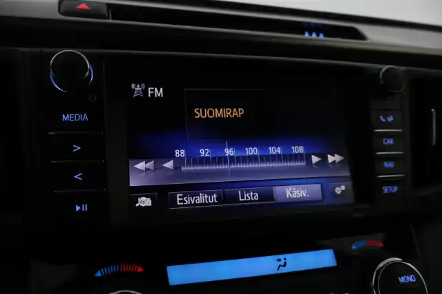 Valkoinen Maastoauto, Toyota RAV4 – FRP-762