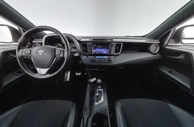 Valkoinen Maastoauto, Toyota RAV4 – FRP-762