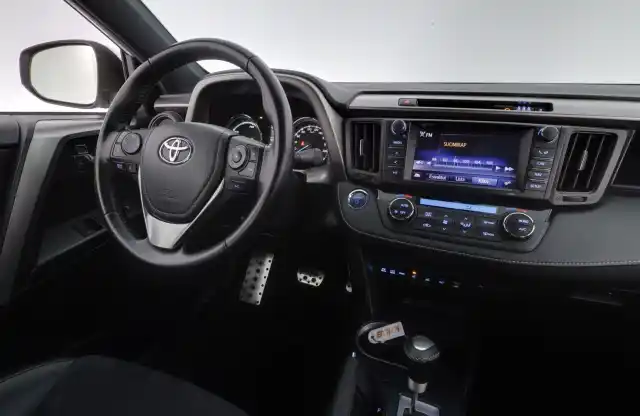 Valkoinen Maastoauto, Toyota RAV4 – FRP-762