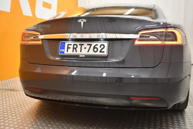 Harmaa Sedan, Tesla Model S – FRT-762