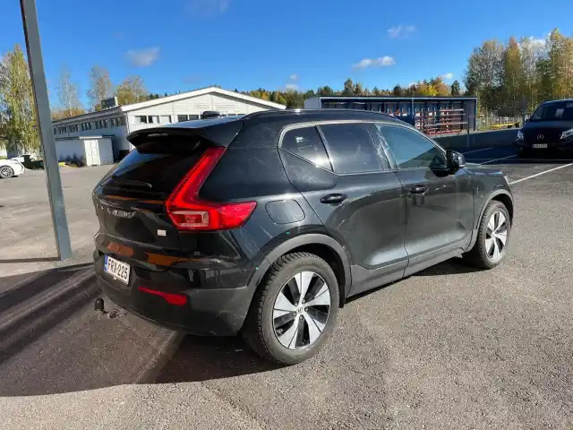 Musta Maastoauto, Volvo XC40 – FRX-225