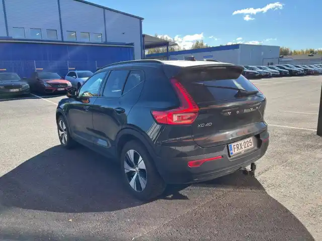 Musta Maastoauto, Volvo XC40 – FRX-225