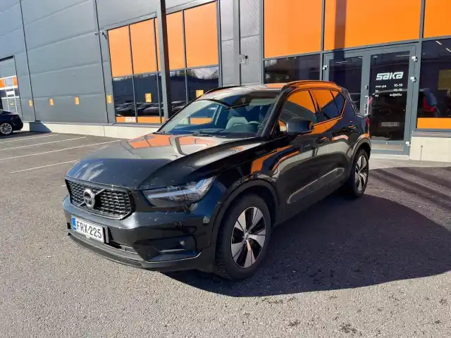 Musta Maastoauto, Volvo XC40 – FRX-225