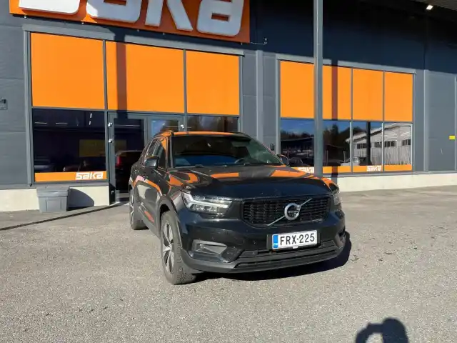 Musta Maastoauto, Volvo XC40 – FRX-225