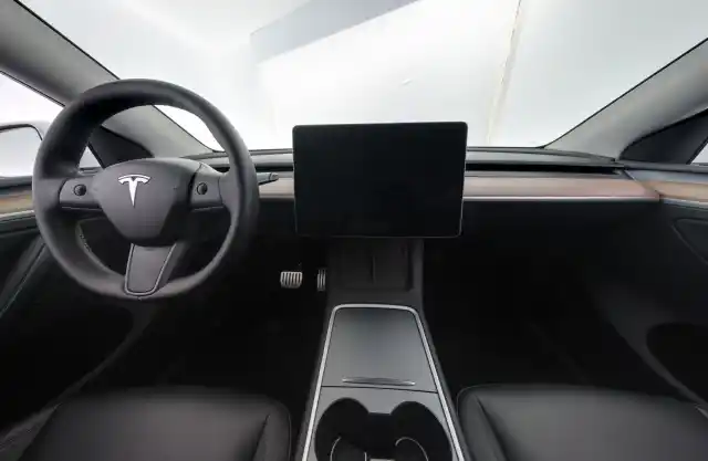 Valkoinen Maastoauto, Tesla Model Y – FSA-146