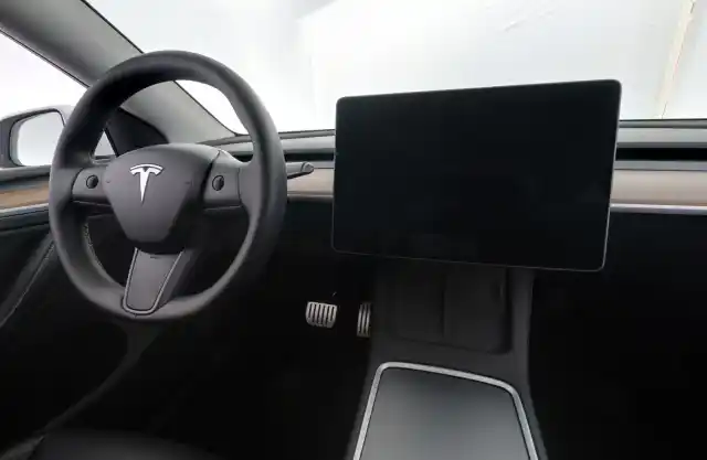 Valkoinen Maastoauto, Tesla Model Y – FSA-146