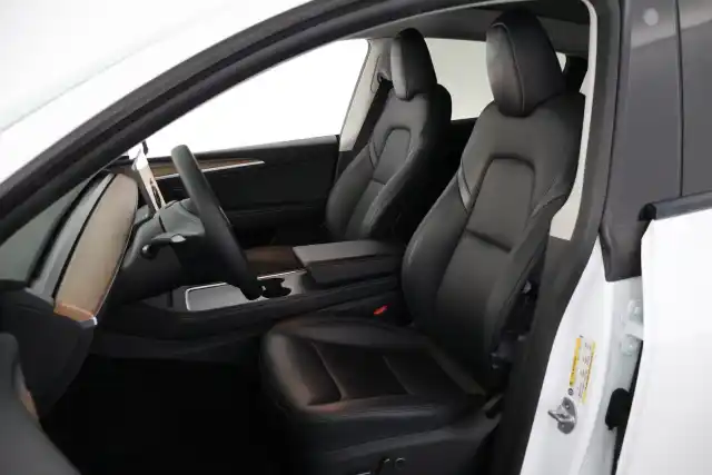 Valkoinen Maastoauto, Tesla Model Y – FSA-146