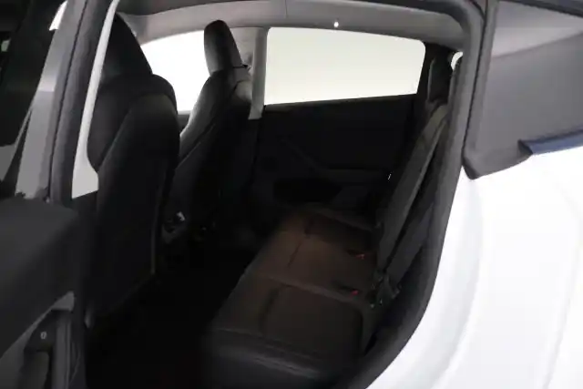Valkoinen Maastoauto, Tesla Model Y – FSA-146