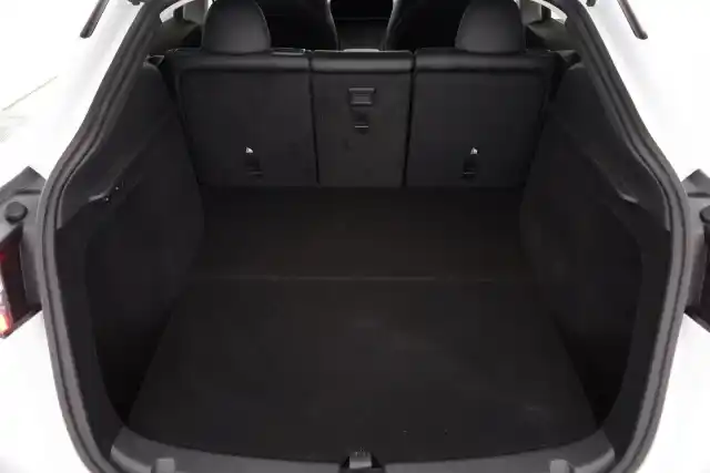 Valkoinen Maastoauto, Tesla Model Y – FSA-146