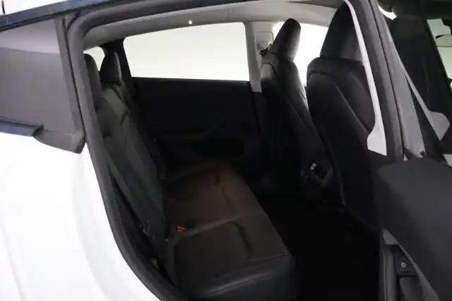 Valkoinen Maastoauto, Tesla Model Y – FSA-146