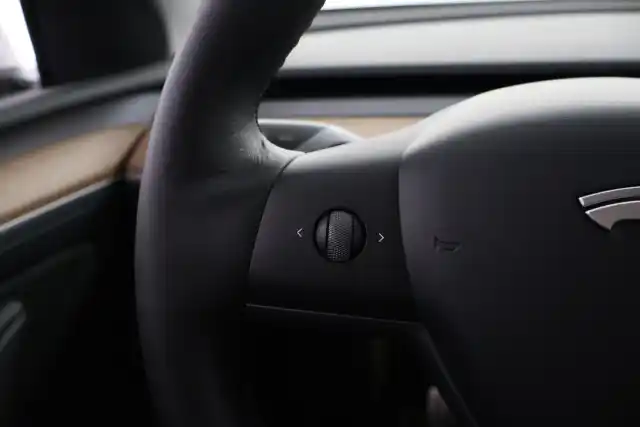Valkoinen Maastoauto, Tesla Model Y – FSA-146