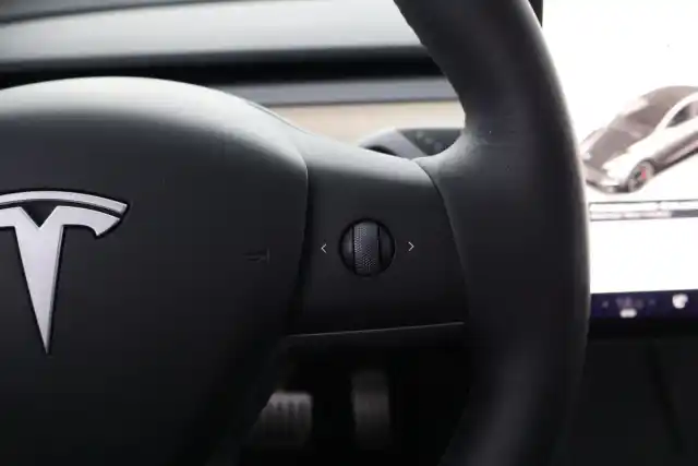 Valkoinen Maastoauto, Tesla Model Y – FSA-146