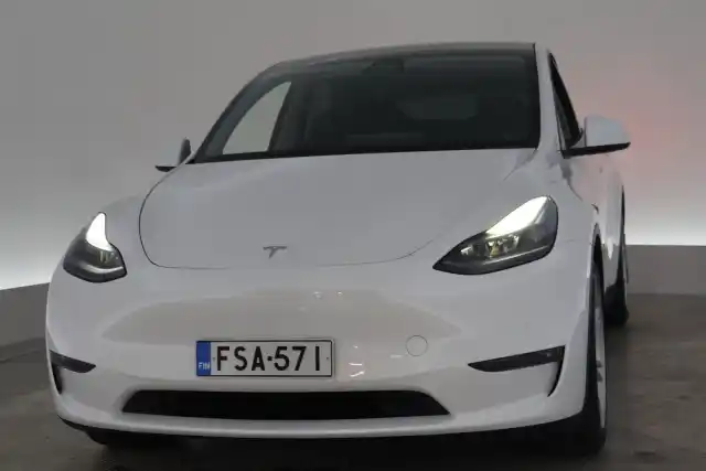 Valkoinen Maastoauto, Tesla Model Y – FSA-571