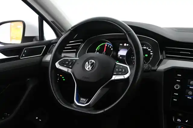 Valkoinen Farmari, Volkswagen Passat – FSA-714