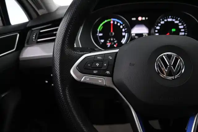 Valkoinen Farmari, Volkswagen Passat – FSA-714